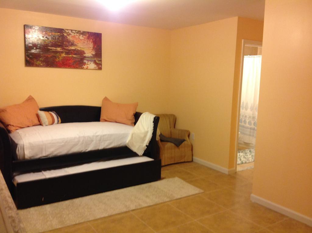 Mojoy Homesuites At Runyon Newark Esterno foto