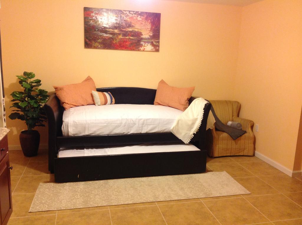 Mojoy Homesuites At Runyon Newark Esterno foto