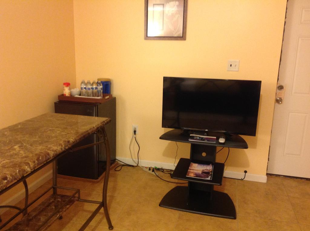 Mojoy Homesuites At Runyon Newark Esterno foto